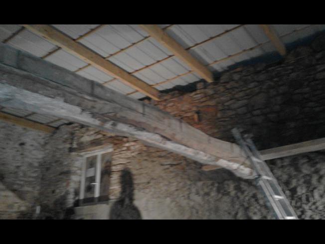 Remise en état d'une maison pour une famille dont le toit s'est écroulé