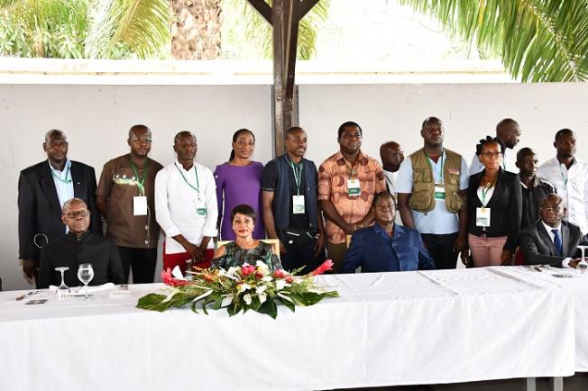 COTE D'IVOIRE; Photo de famille avec le Président BEDIE et la presse audio-visuelle